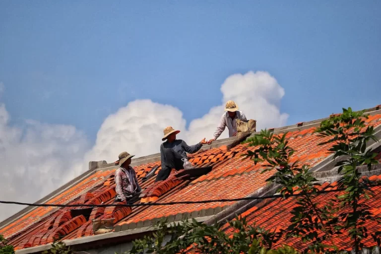 Rénovation d'un toit par des couvreurs à Nice