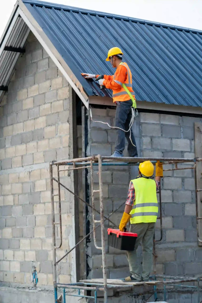 Un artisan couvreur travaille sur une nouvelle toiture