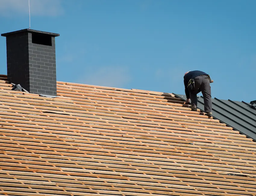 Finition d'un toit par un couvreur à Marseille