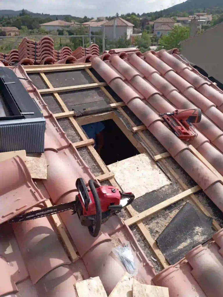 Installation d'un toit par un artisan couvreur