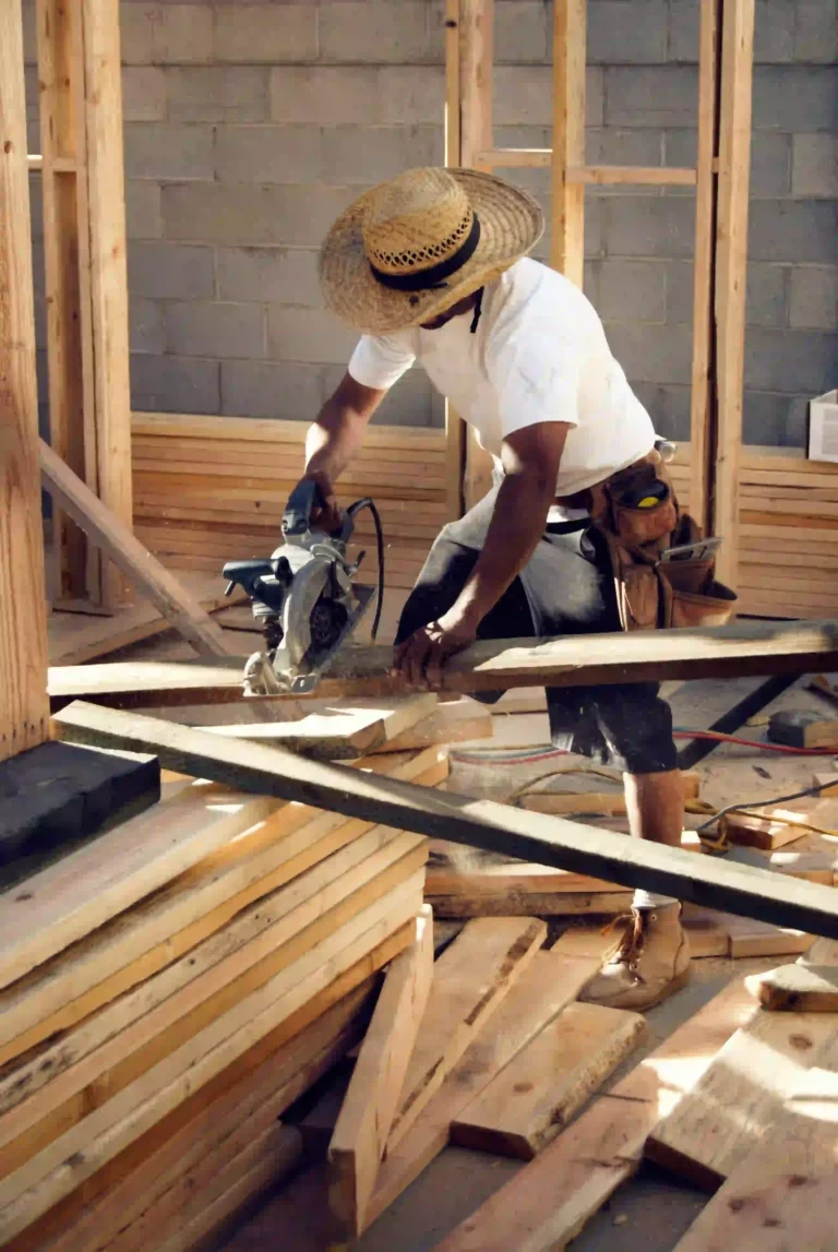 Un charpentier travaille sur la toiture d'une maison